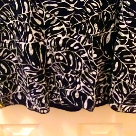 Black and White Textured Blouse with Low Neckline by Only Nine Size XL - Picture 4 of 6